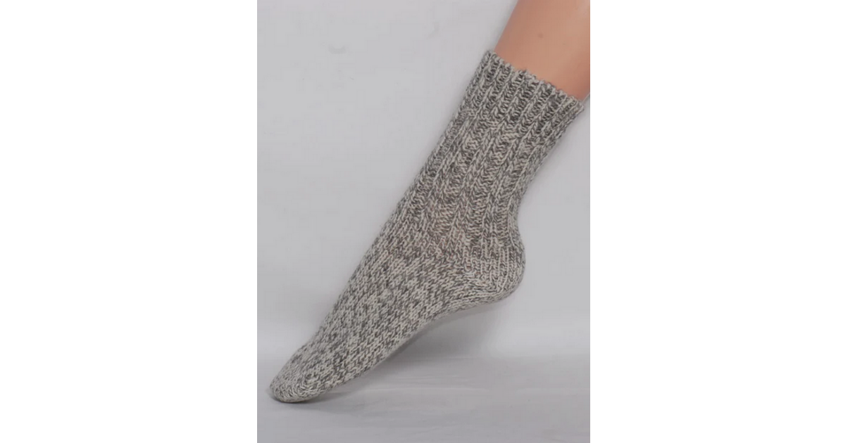 Modèle de tricot simple, torsades simples, chaussettes torsadées